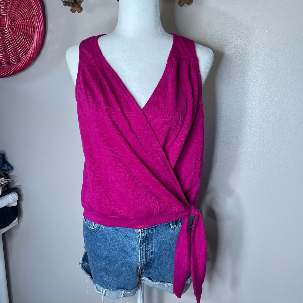 Universal thread hot pink cross cross tie front top